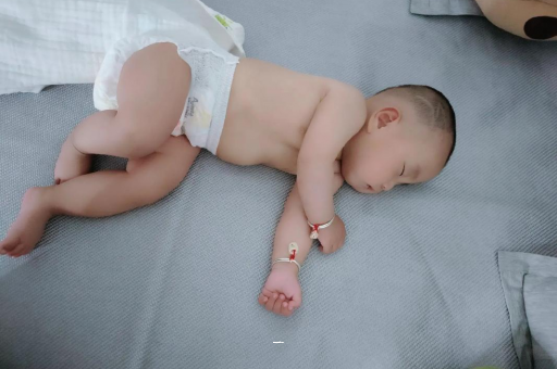 桓台宝宝胳膊上起红疙瘩